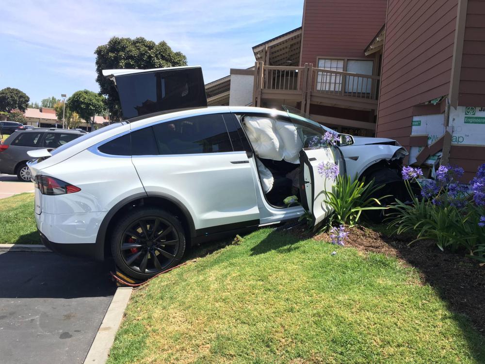 Nem a Tesla Model X Autopilot funkciója okozta a balesetet