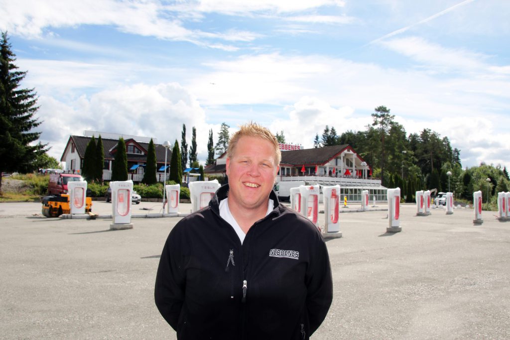 Morten Østnor és mögötte a világ legnagyobb villanyautó töltőállomása (Fotó: eub.no)