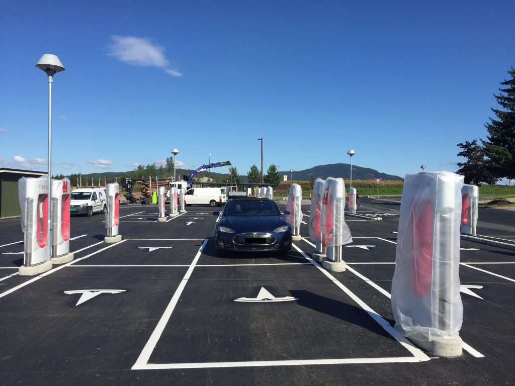 Tesla Supercharger állomás - Nebbenes, Norvégia (fotó: Christoph Lumpi)