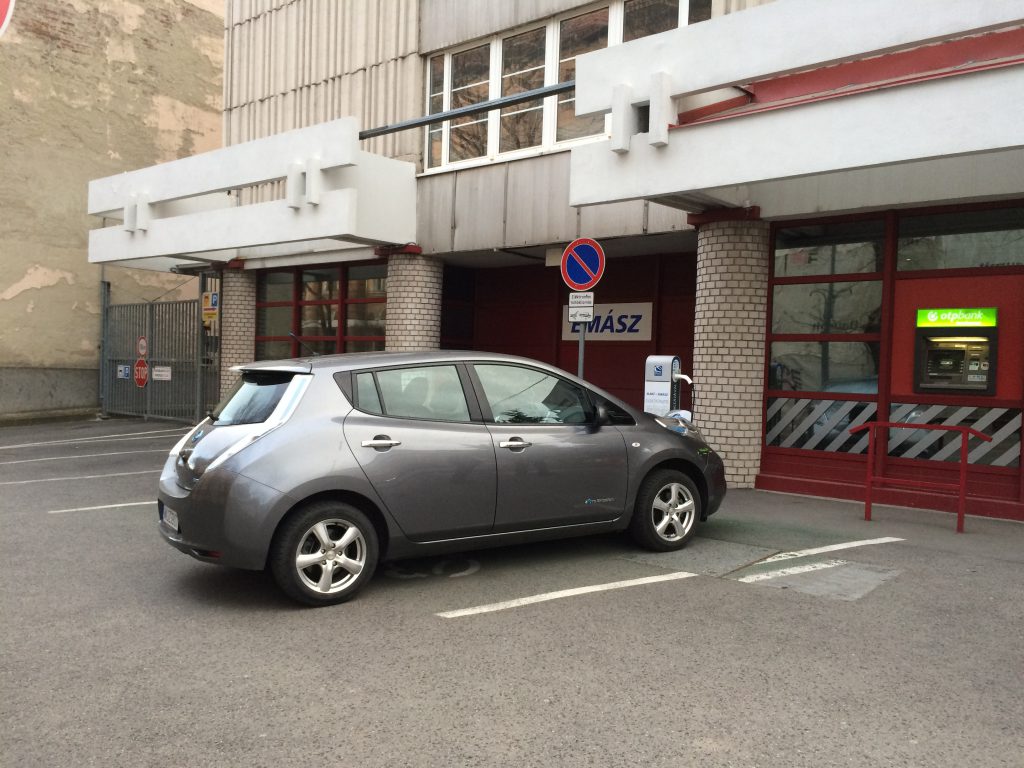 Városi elektromos autó töltő Miskolcon az ÉMÁSZ épületénél