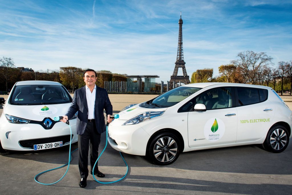 Carlos Ghosn a 2015-ös párizsi klíma csúcs hivatalos autóival: Renault Zoe (balra) és Nissan LEAF (jobbra)