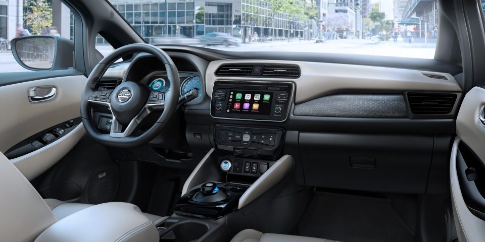 Nissan_leaf_interior.jpg