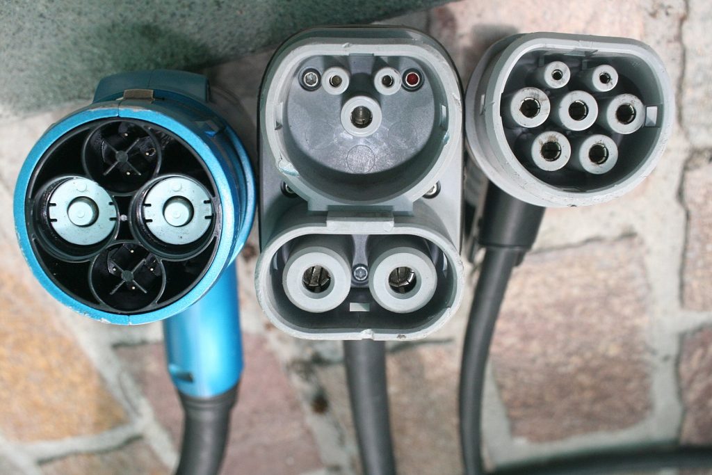 https://en.wikipedia.org/wiki/File:Chademo-combo2-iec-type-2-connectors-side-by-side.jpg