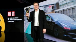 Elon Musk és az Arany Kormánykerék. Forrás: Bild