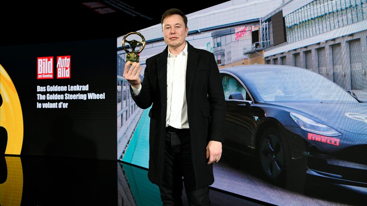 Elon Musk és az Arany Kormánykerék. Forrás: Bild