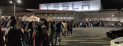 Vásárlók állnak sorba a freminti Tesla gyárban 2019 december 31-én