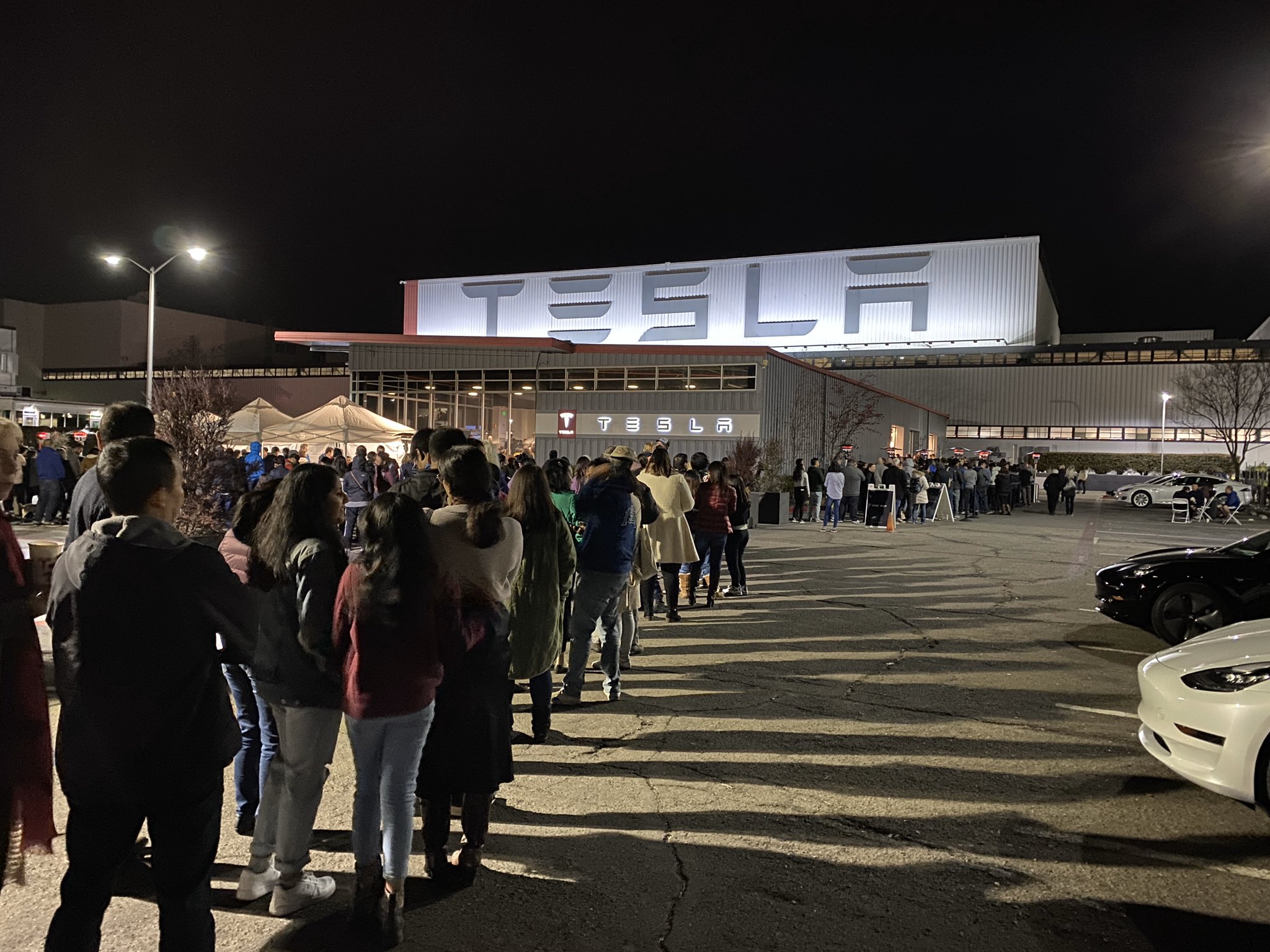 Vásárlók állnak sorba a freminti Tesla gyárban 2019 december 31-én