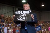2020-10-16_trump_digs_coal