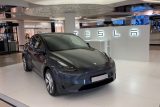 2021-09-10_tesla_model y_mom_park