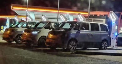 Töltőknél fotózták le a Volkswagen álcázott villanybuszát