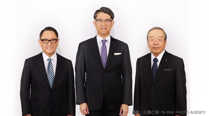Balról jobbra: Akio Toyoda, Koji Sato, és Takeshi Uchiyamada. Utóbbi úriember az igazgatótanács jelenlegi elnöke. Forrás: Toyota