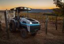 Napelemről tölti az elektromos traktorját egy amerikai gazdálkodó