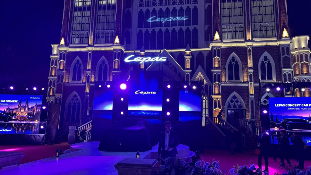 A LEPAS Global Elegance Night kivilágított épületei és színpada